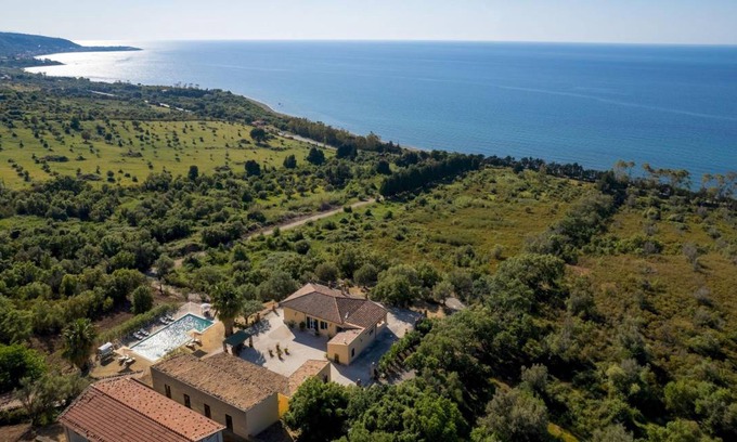 Caronia Villa | 180 m² Villa ∙ 6 bedrooms ∙ 12 guests