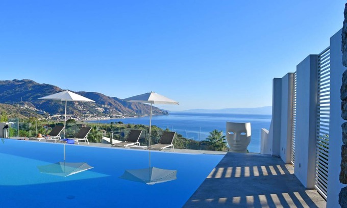 Taormina Villa | 200 m² Villa ∙ 4 bedrooms ∙ 7 guests