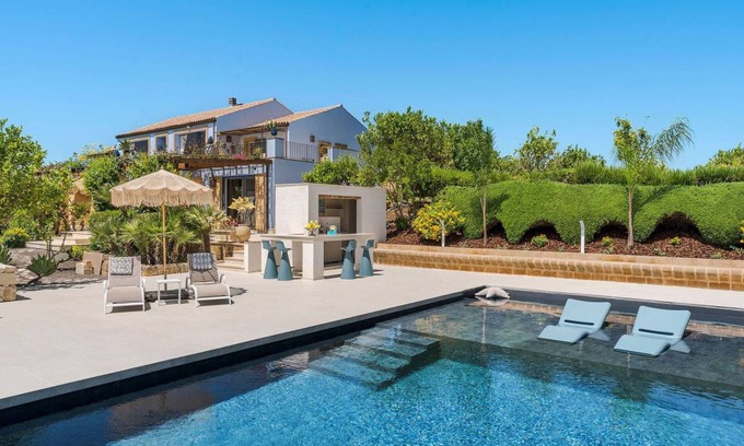 Noto Villa | 200 m² Villa ∙ 4 bedrooms ∙ 10 guests