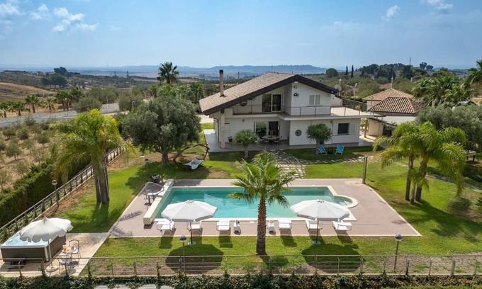 Gela Villa | 240 m² Villa ∙ 3 bedrooms ∙ 6 guests