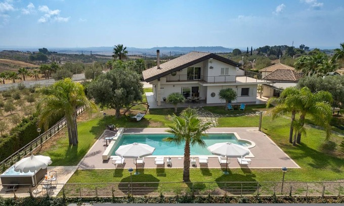 Gela Villa | 240 m² Villa ∙ 3 bedrooms ∙ 6 guests