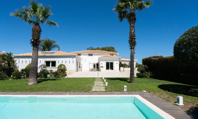 Isola Villa | 249 m² Villa ∙ 4 bedrooms ∙ 13 guests