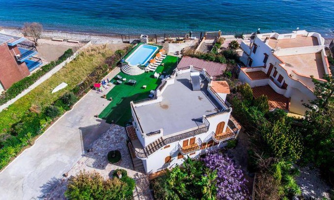 Casteldaccia Villa | 270 m² Villa ∙ 6 bedrooms ∙ 30 guests
