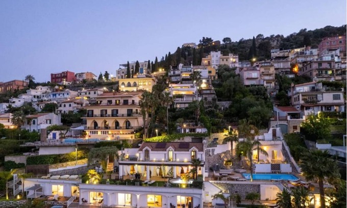 Taormina Villa | 287 m² Villa ∙ 8 bedrooms ∙ 16 guests