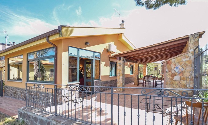 Torre Colonna-sperone House | 3 bedroom accommodation in Altavilla Milicia PA