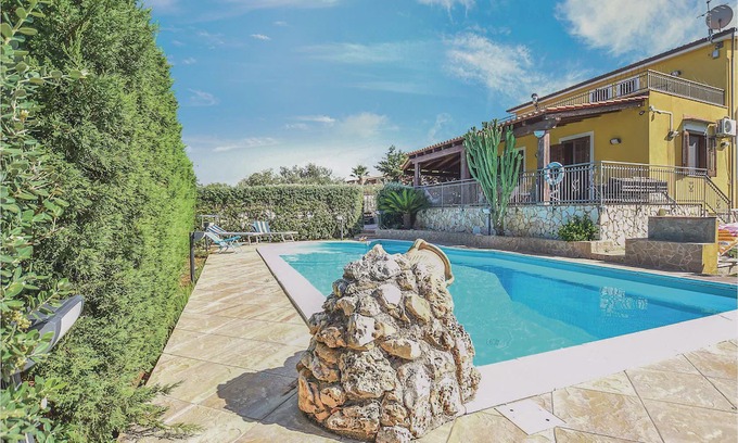 Torre Colonna-sperone House | 3 bedroom accommodation in Altavilla Milicia PA