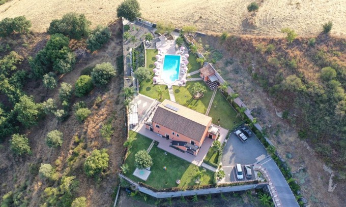 Calatabiano House | 300 m² Farmhouse ∙ 6 bedrooms ∙ 20 guests