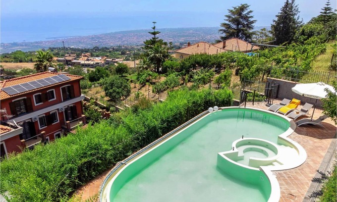 Coste House | 300 m² House ∙ 6 bedrooms ∙ 18 guests