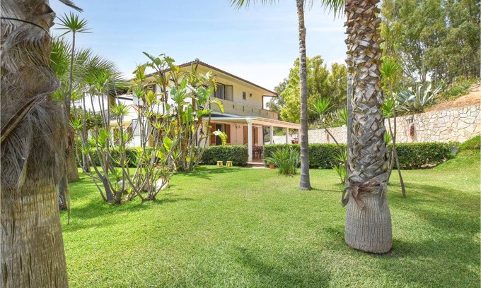 Balestrate House | 300 m² House ∙ 8 bedrooms ∙ 23 guests