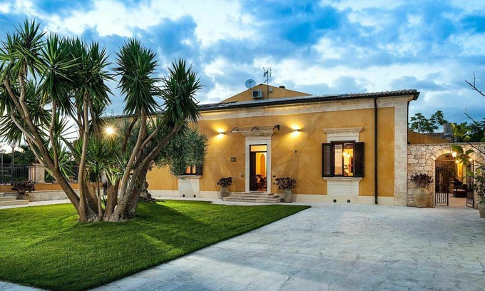 San Corrado di Fuori Villa | 300 m² Villa ∙ 4 bedrooms ∙ 8 guests
