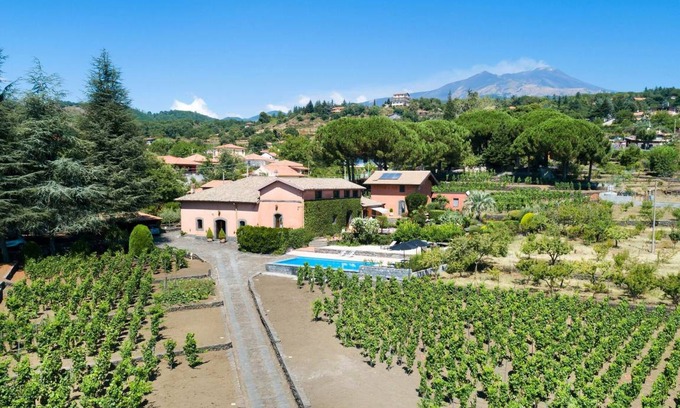 Pedara Villa | 300 m² Villa ∙ 4 bedrooms ∙ 8 guests
