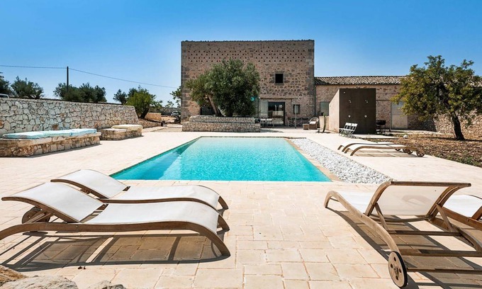 Ragusa Villa | 300 m² Villa ∙ 5 bedrooms ∙ 11 guests