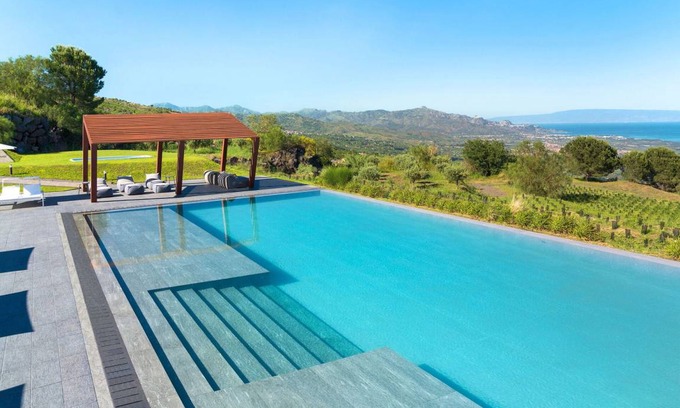 Mascali Villa | 300 m² Villa ∙ 6 bedrooms ∙ 14 guests