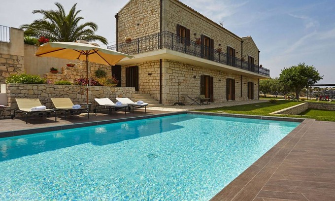 Modica Villa | 300 m² Villa ∙ 7 bedrooms ∙ 16 guests