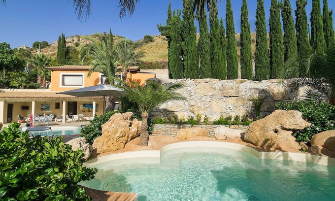 Agrigento Villa | 400 m² Villa ∙ 7 bedrooms ∙ 14 guests