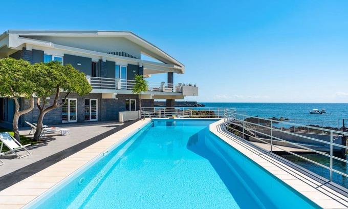 Stazzo Villa | 400 m² Villa ∙ 8 bedrooms ∙ 16 guests