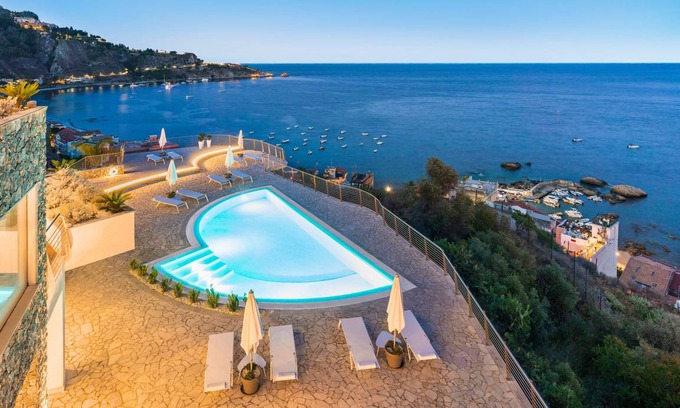 Giardini Naxos Villa | 600 m² Villa ∙ 10 bedrooms ∙ 20 guests
