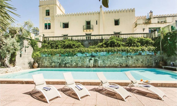 Venetico House | 700 m² House ∙ 9 bedrooms ∙ 16 guests