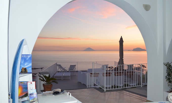 Malfa House | A Alera Room and Breakfast