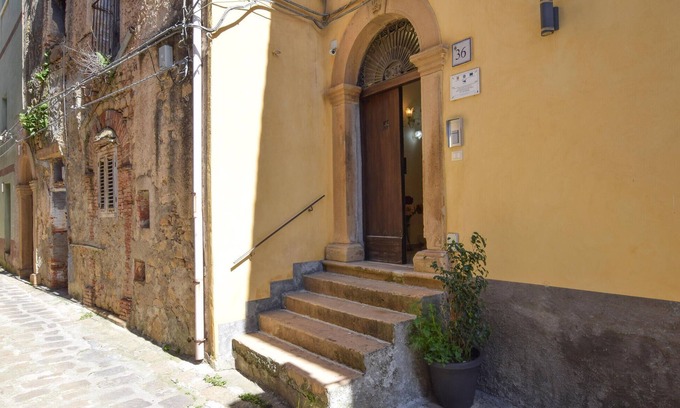 Tusa Apartment | Amazing apartment in Tusa with WiFi