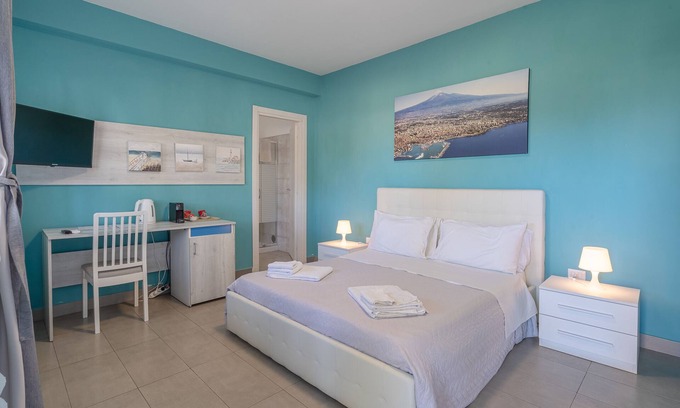 Contrada Pantano d'Arci Apartment | Apartment 'Camera 01 Con Balcone - Terrazza' with Mountain View, Wi-Fi and Air Conditioning