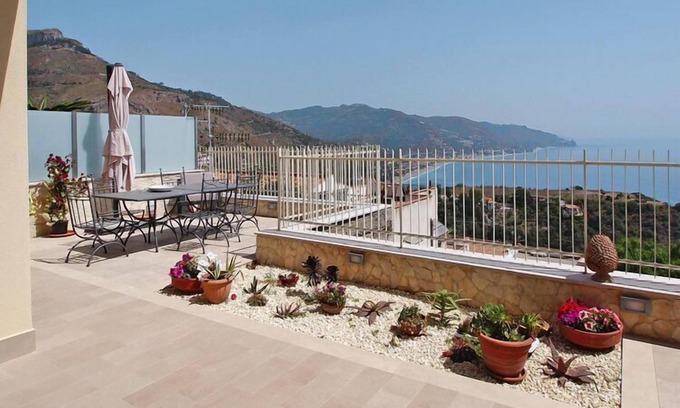 Taormina Apartment | Apartment in Taormina with garden