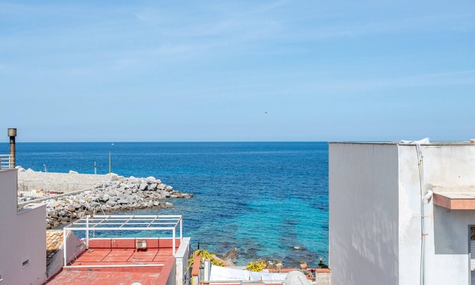 Isola delle Femmine Apartment | Apartment 'Matilde' with Shared Terrace, Wi-Fi and Air Conditioning