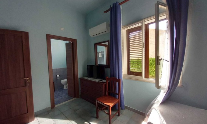 Castelvetrano Apartment | 'Blu Mare' Room with Shared Garden, Wi-Fi and Air Conditioning