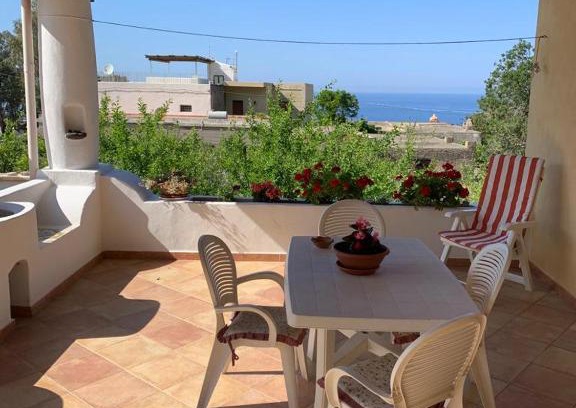 Malfa House | Casa Il Girasole, panoramica e a pochi passi dal centro di Malfa