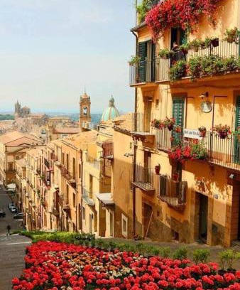 Caltagirone Bed & Breakfast | Casa tipica siciliana patronale home BedandBreakfast TreMetriSoprailCielo Camere con vista, colazione interna in terrazzo panoramico