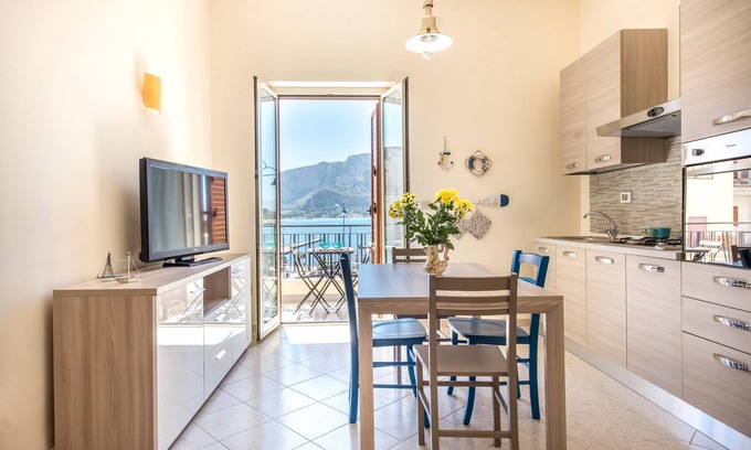 Mondello Apartment | Casetta vista mare in piazza a Mondello by Wonderful Italy