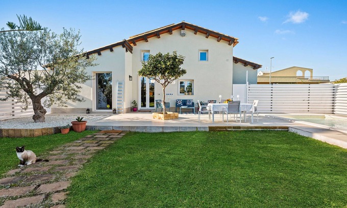 Chiusa di Carlo House | Charming Sicilian Villa. 3BR/3BA with Private Pool and Garden, Close to Beaches.