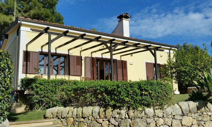 Fontane Bianche Villa | Family Villa By The Beach With a Big Garden, Sea Views and Private Parking