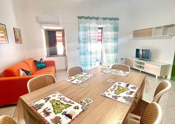 Santo Stefano di Camastra House | Gira Vota e Furria