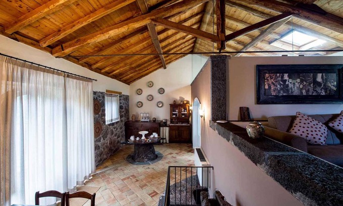 Linguaglossa Apartment | Holiday apartment with garden and outdoor swimming pool