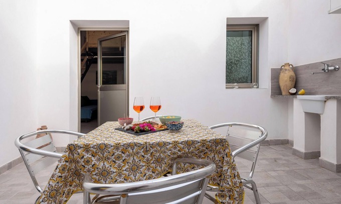 Menfi House | Holiday Home 'Francesca' close to City Centre with Garden & Air Conditioning