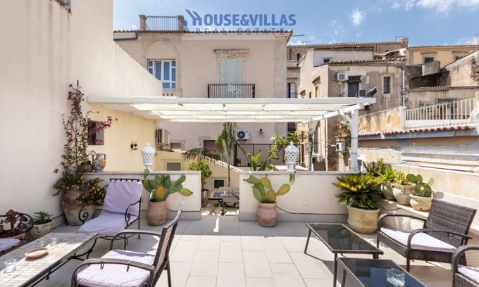 Noto House | House&Villas - L'Escalier Suite