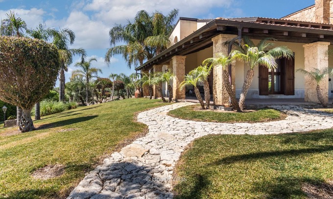 Gallina Villa | Luxury Garden - Two Bedroom Villa, Sleeps 6