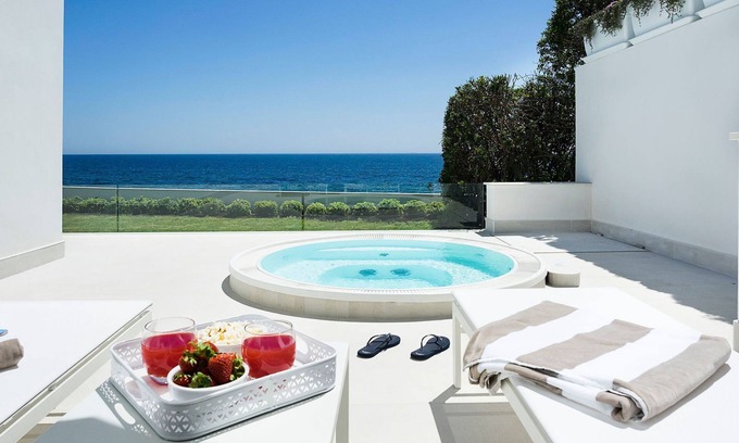 Fontane Bianche Villa | Mariol - 4 People, Jacuzzi, on the Sea, Garden, Wifi, A/C