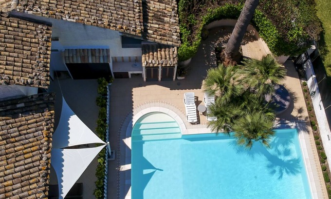 Marina di Ragusa Villa | Orange villa with lawn and use of swimming pool and jacuzzi only 300 meters from the sea