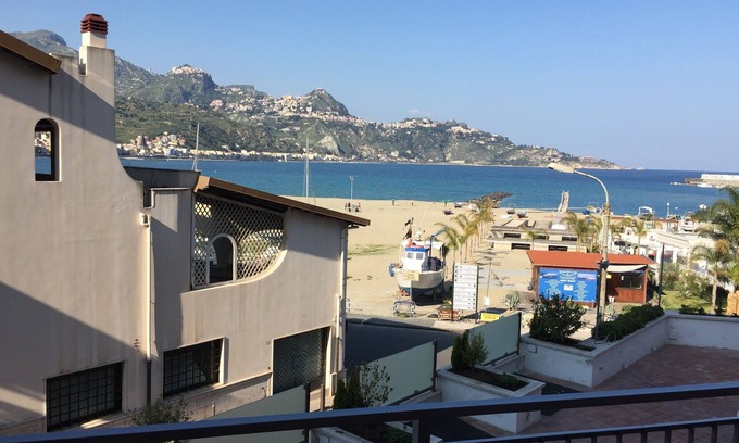 Giardini Naxos Apartment | Panoramic studio next to the beach