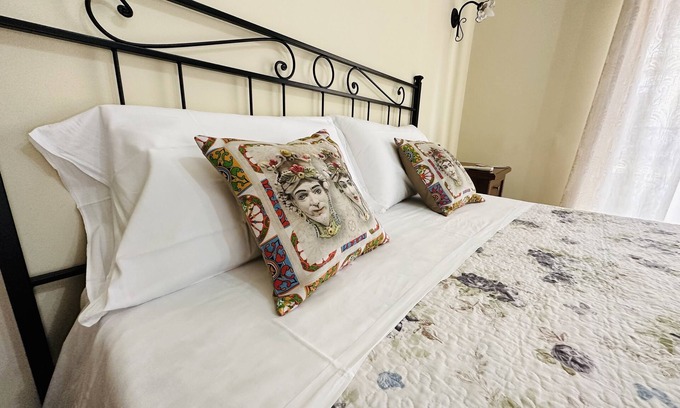 Gela Bed & Breakfast | Perfect for Couples:Cathedral View Suite with Air Conditioning and Private Bathroom