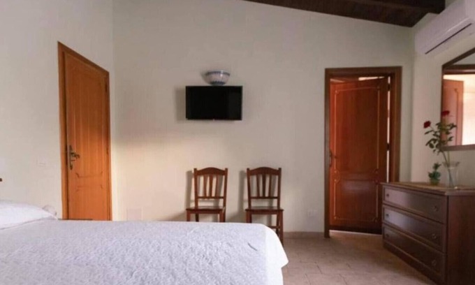 Castelvetrano Apartment | Room 'Ulivi' with shared garden, Wi-Fi and air conditioning