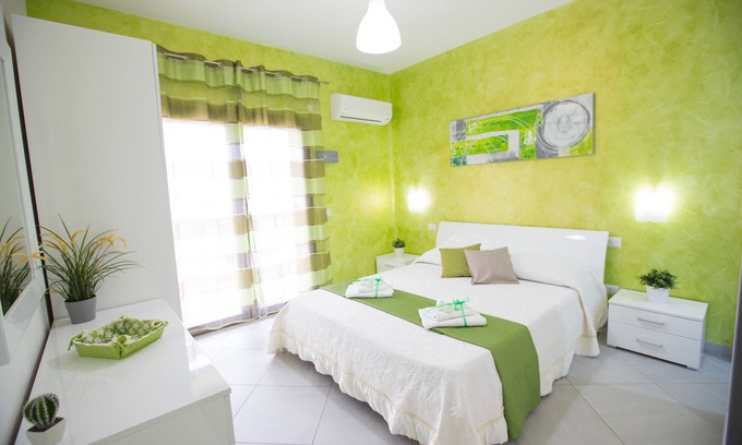 Cefalu Bed & Breakfast | Sea view room with balcony