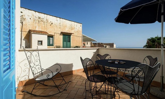Porticello House | Tasteful holiday home in Santa Flavia with terrace