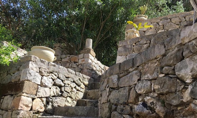 Scicli House | Une maison accrochée au rocher.