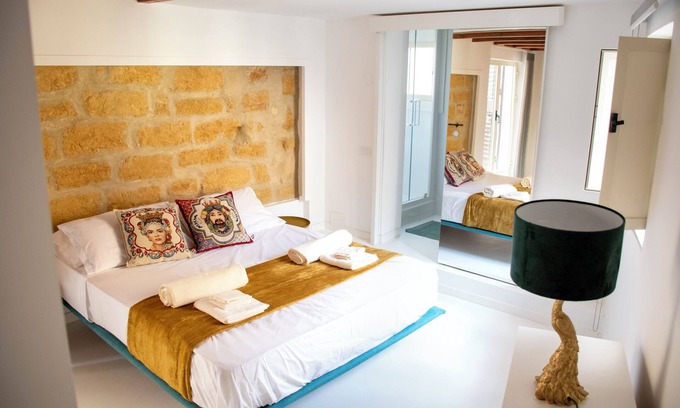 Agrigento Apartment | Urban Chic Apartment offers all the comforts in the center of Agrigento.