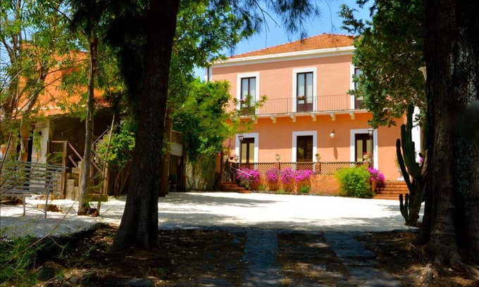 Viagrande Villa | Villa ∙ 4 bedrooms ∙ 9 guests