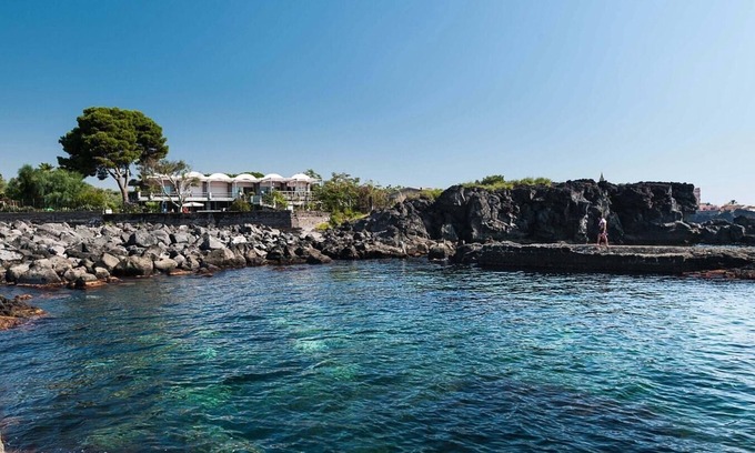 Stazzo Apartment | Villa Anemone (Medusa) - sea front apartment
