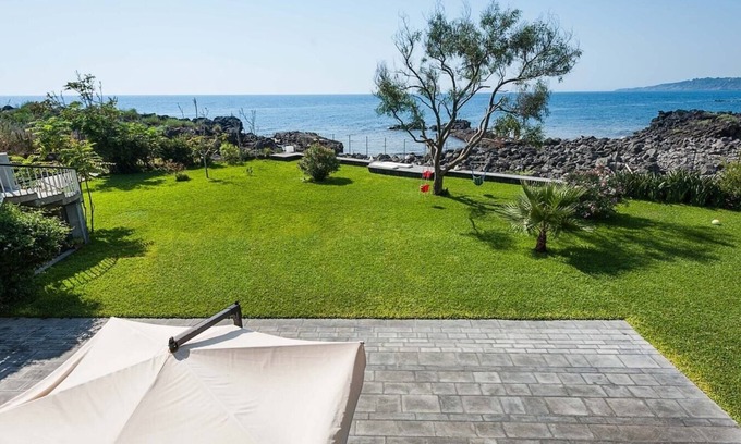 Stazzo Apartment | Villa Anemone (Murena) - sea front apartment